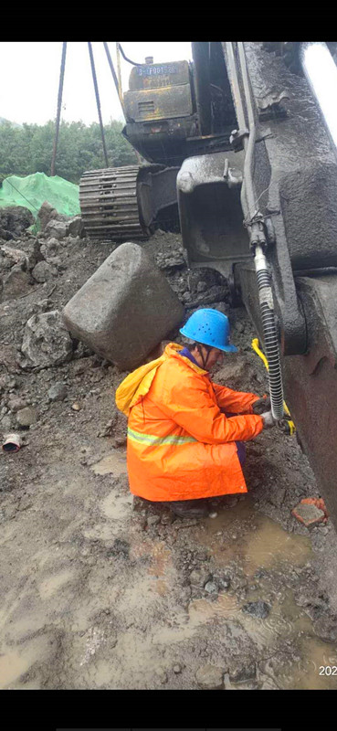 李松山冒雨檢修挖掘機_副本.jpg